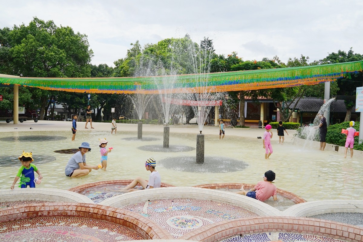 【桃園龍潭玩水公園推薦】超大兒童戲水池 貼心室內更衣室 龍潭運動公園戲水區