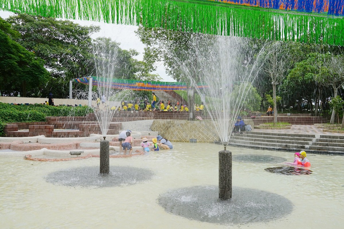 【桃園龍潭玩水公園推薦】超大兒童戲水池 貼心室內更衣室 龍潭運動公園戲水區