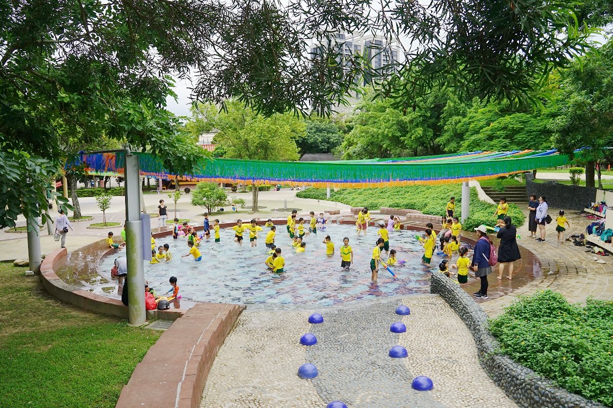【桃園龍潭玩水公園推薦】超大兒童戲水池 貼心室內更衣室 龍潭運動公園戲水區