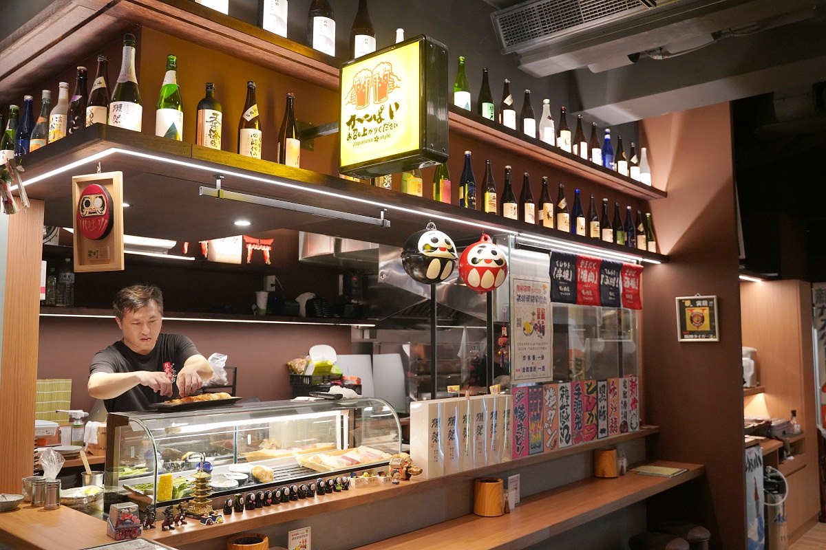 【新店大坪林宵夜推薦】超人氣日式居酒屋新店聚餐好選擇 直火炭烤串燒美味必點 後樂町日式大眾居食屋大坪林店