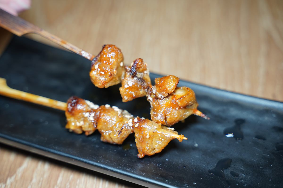 【新店大坪林宵夜推薦】超人氣日式居酒屋新店聚餐好選擇 直火炭烤串燒美味必點 後樂町日式大眾居食屋大坪林店