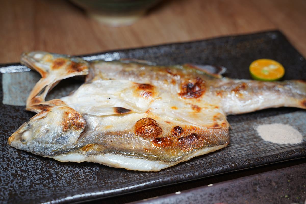 【新店大坪林宵夜推薦】超人氣日式居酒屋新店聚餐好選擇 直火炭烤串燒美味必點 後樂町日式大眾居食屋大坪林店