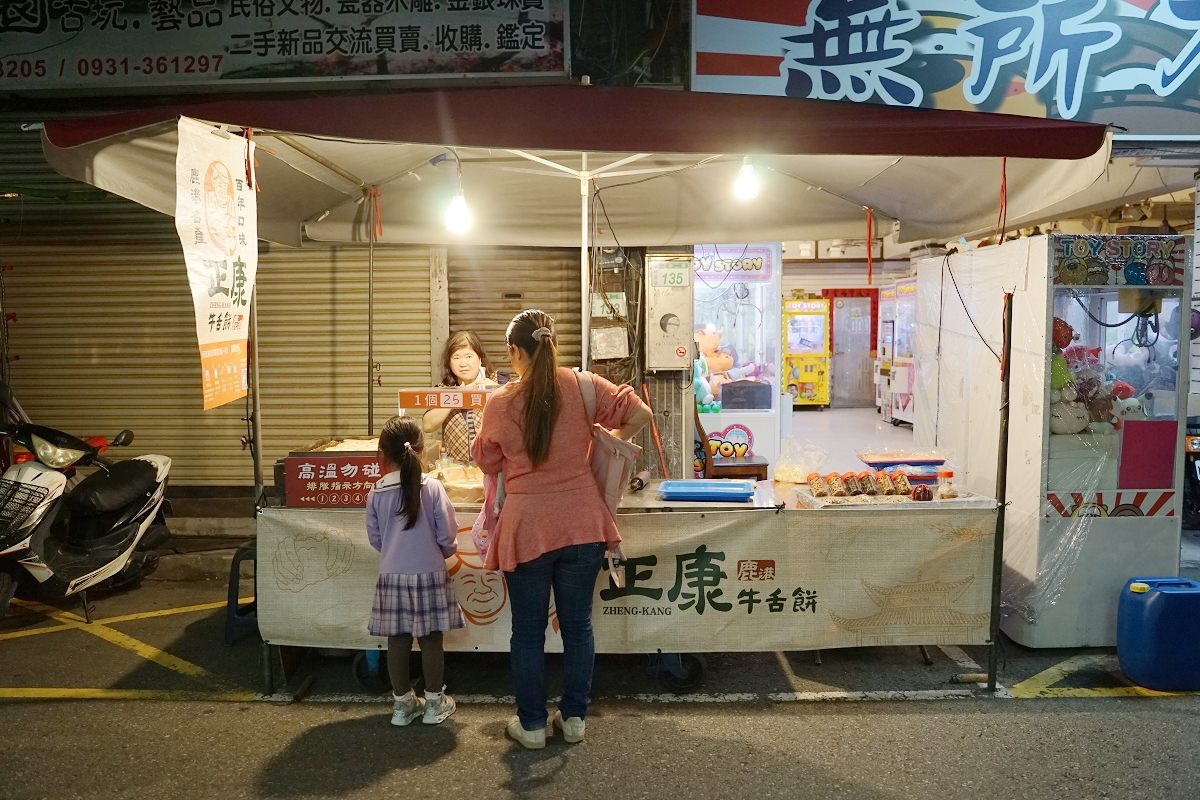 【桃園觀光夜市小吃推薦】每天現場手工製作超厚牛舌餅 現擀現煎超人氣古早味 正康牛舌餅