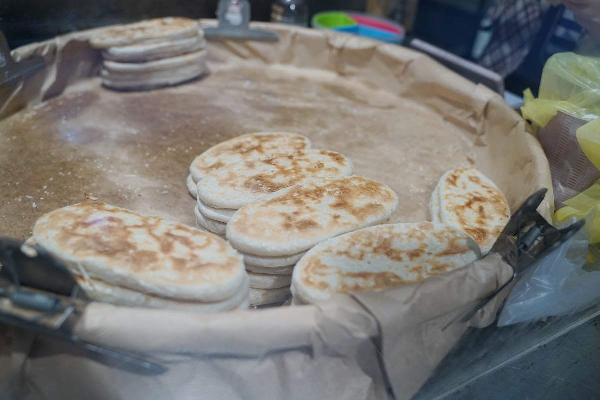 【桃園觀光夜市小吃推薦】每天現場手工製作超厚牛舌餅 現擀現煎超人氣古早味 正康牛舌餅
