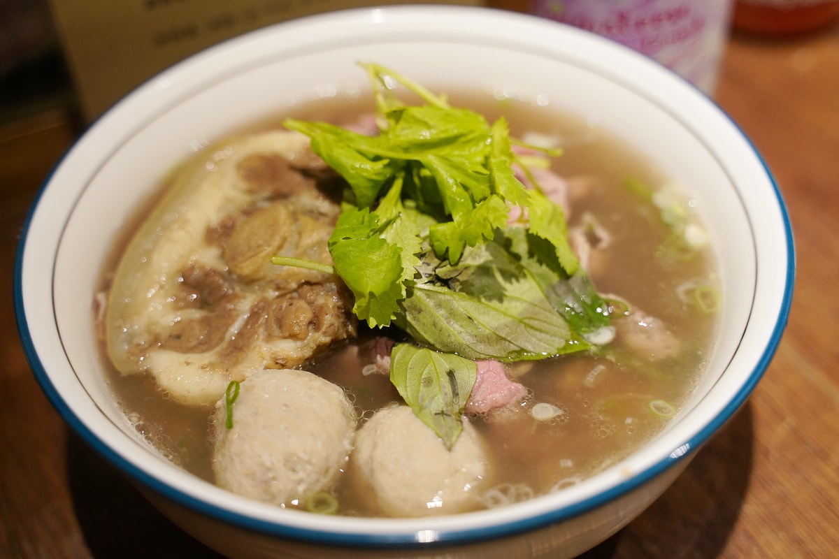【八越河粉 PhoTam】台北小巨蛋美食推薦 松山文青小店只有七個座位 美味必點牛尾牛肉河粉