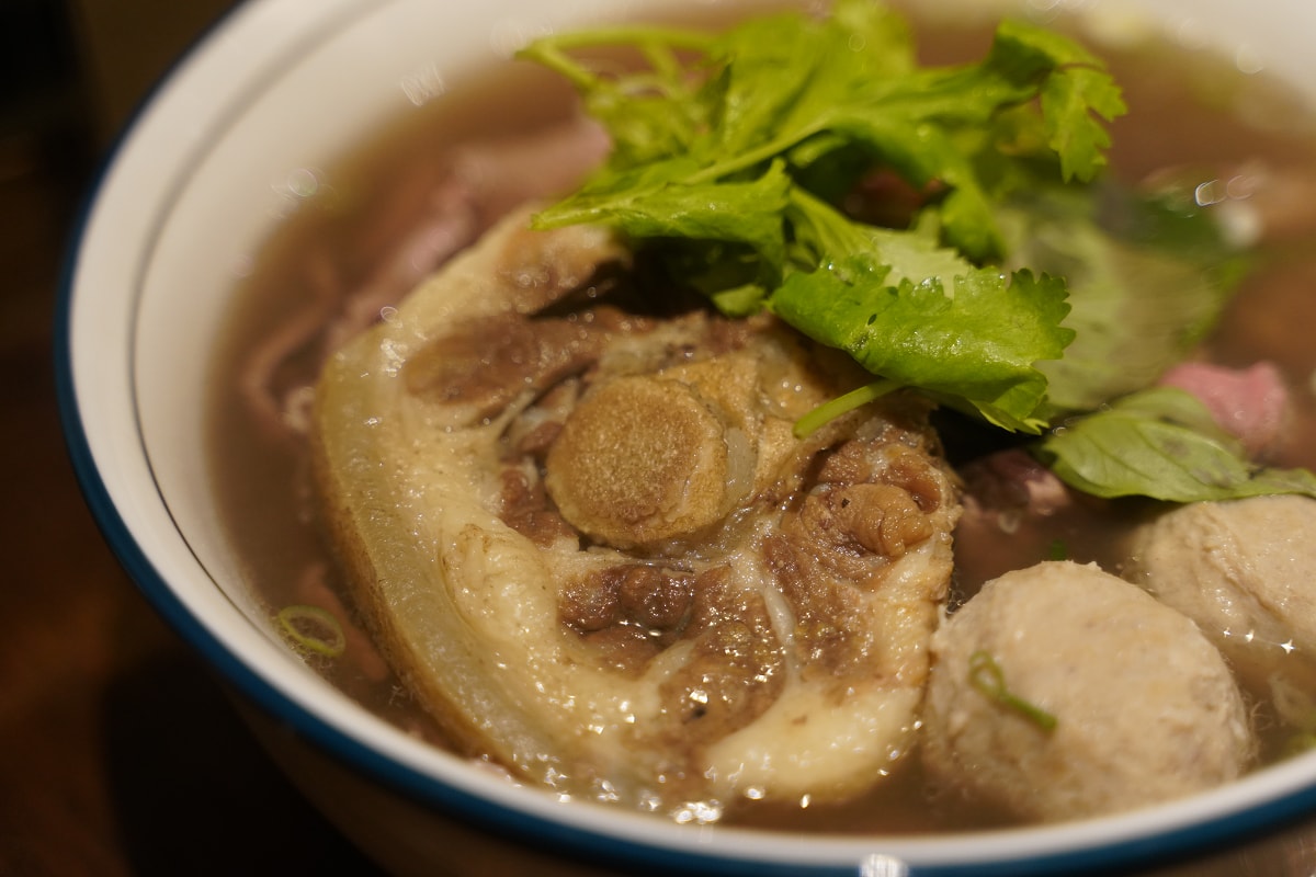 【八越河粉 PhoTam】台北小巨蛋美食推薦 松山文青小店只有七個座位 美味必點牛尾牛肉河粉