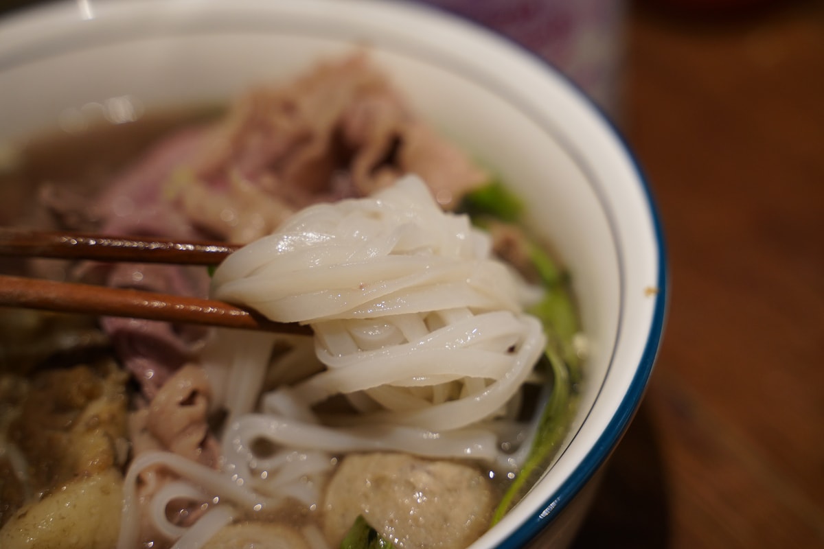 【八越河粉 PhoTam】台北小巨蛋美食推薦 松山文青小店只有七個座位 美味必點牛尾牛肉河粉