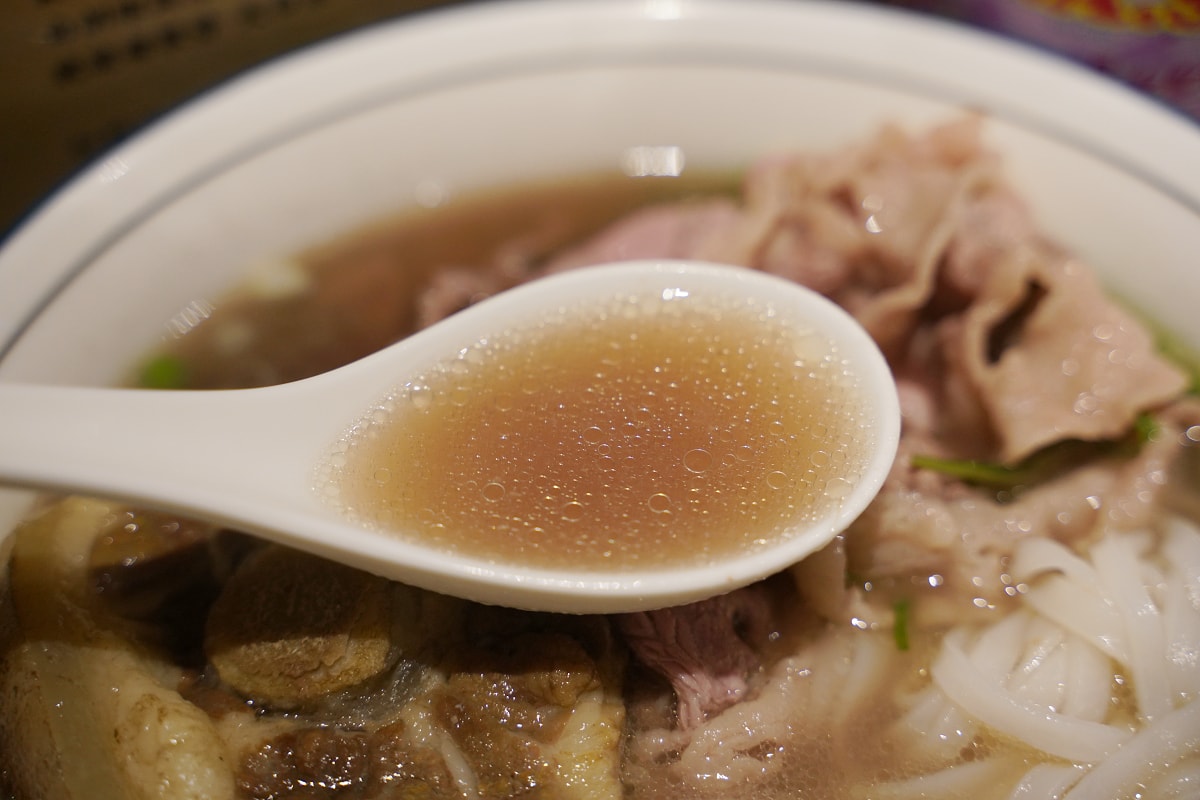 【八越河粉 PhoTam】台北小巨蛋美食推薦 松山文青小店只有七個座位 美味必點牛尾牛肉河粉
