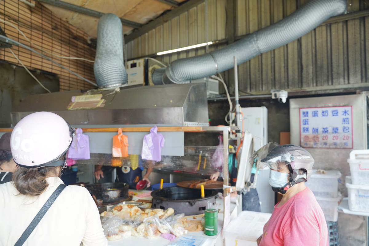 【監獄蛋餅】八德早餐推薦 在地40年老字號排隊老店 手捍古早味蛋餅 新興高中旁 - 第1張圖 【監獄蛋餅】八德早餐推薦 在地40年老字號排隊老店 手捍古早味蛋餅 新興高中旁