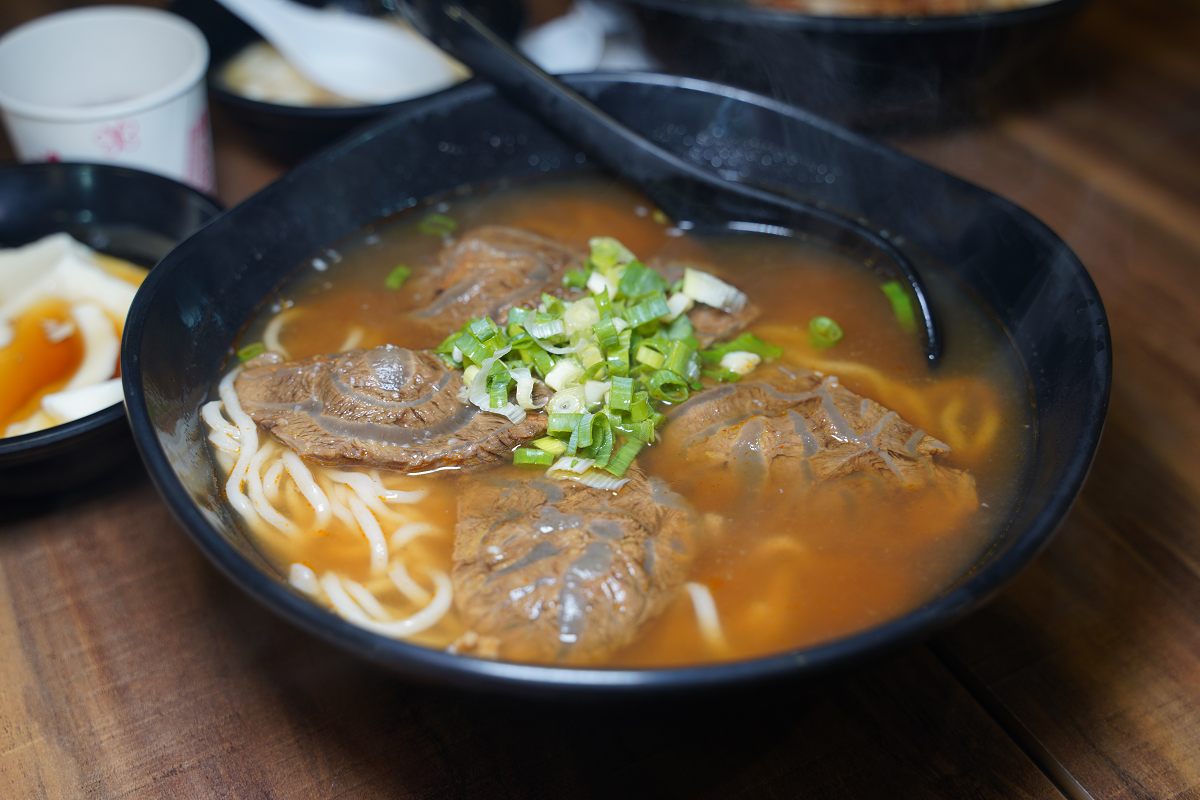 【麵享享牛肉麵/豚骨拉麵內壢長春店】內壢麵店推薦 內用豆花豆漿無限享用 美味必點腱心牛肉麵