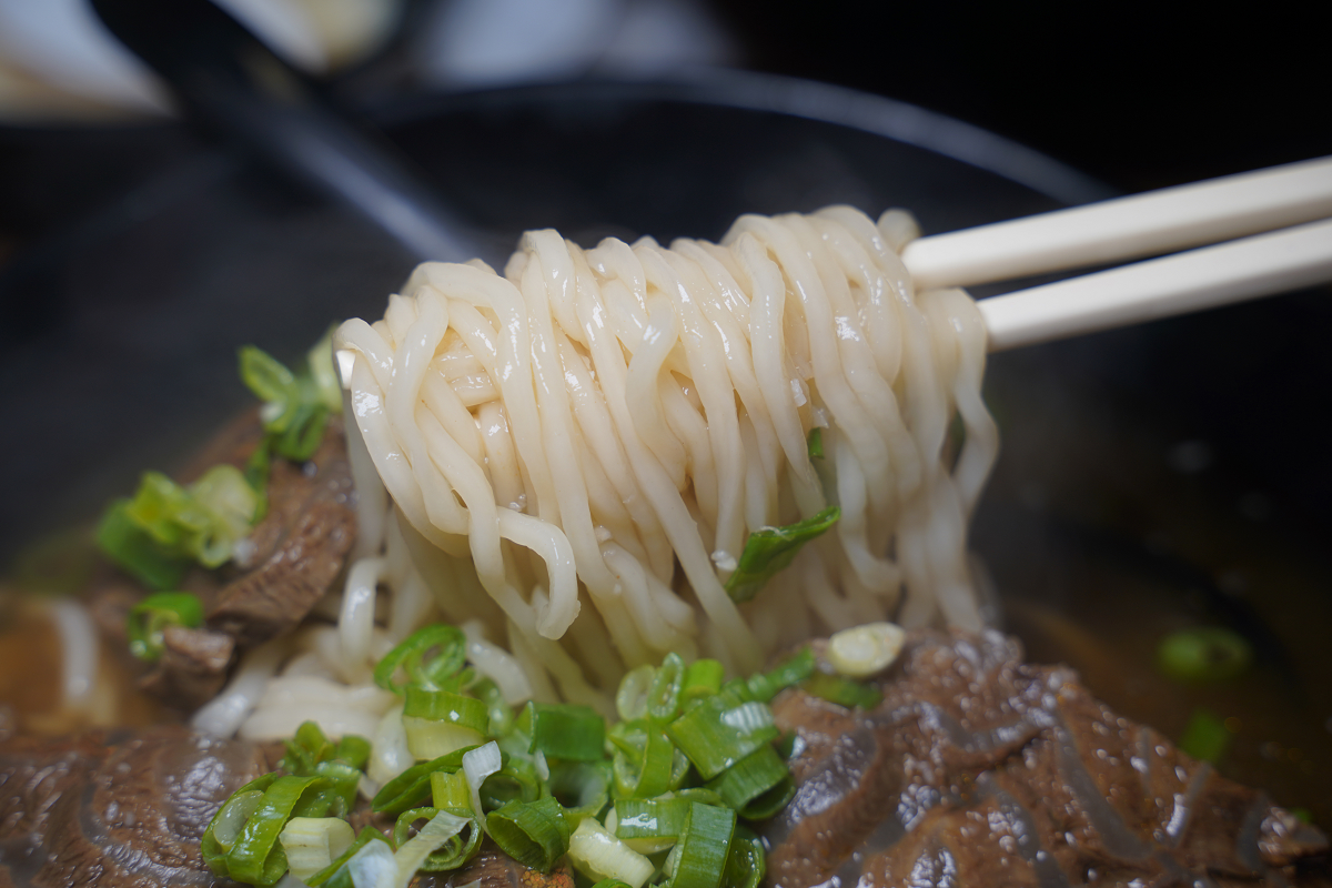 【麵享享牛肉麵/豚骨拉麵內壢長春店】內壢麵店推薦 內用豆花豆漿無限享用 美味必點腱心牛肉麵