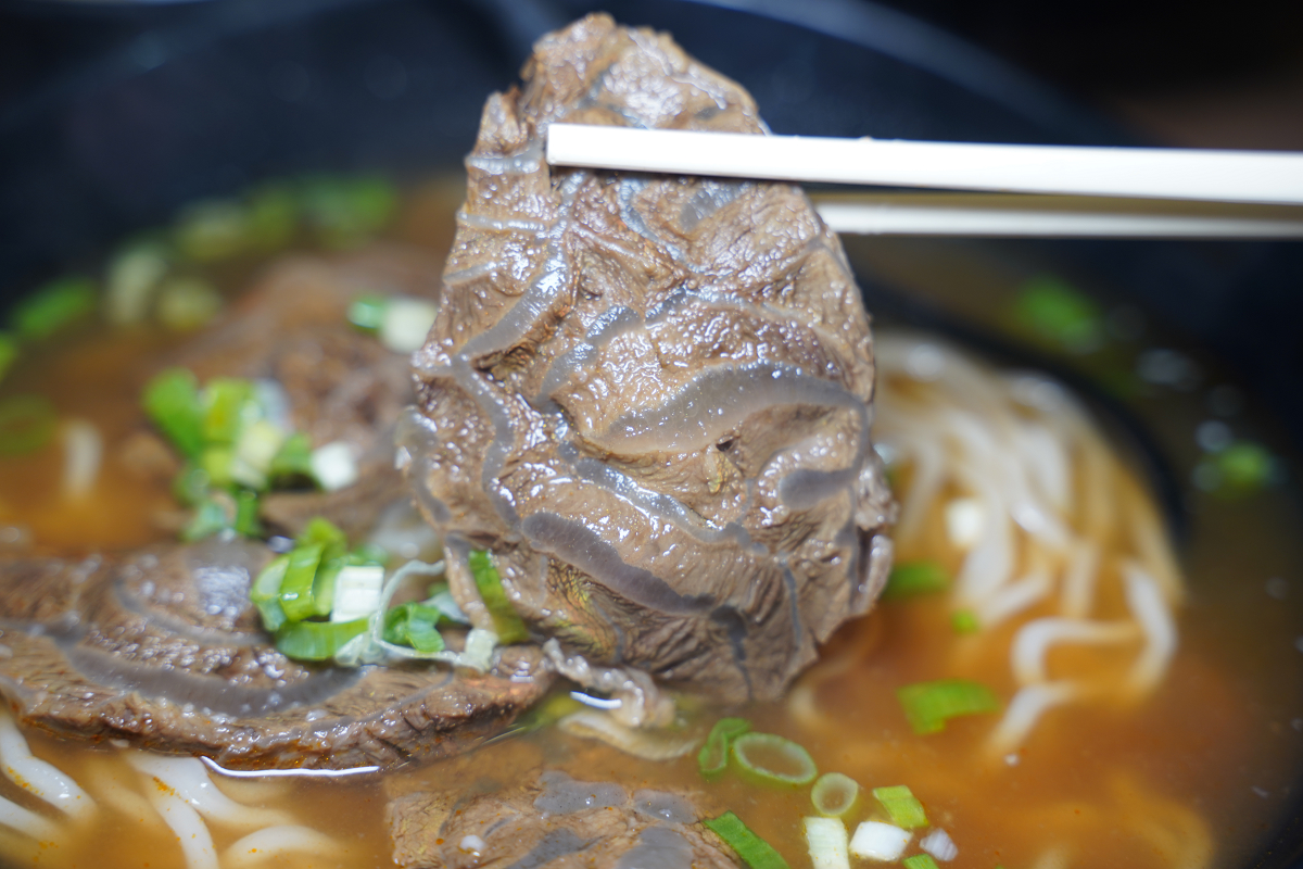 【麵享享牛肉麵/豚骨拉麵內壢長春店】內壢麵店推薦 內用豆花豆漿無限享用 美味必點腱心牛肉麵