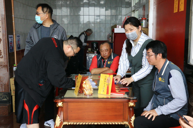【桃園蘆竹海福宮】土地公慶生活動 雞排熱狗免費吃 擲杯送發財金雞母