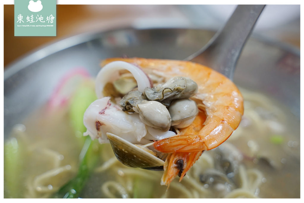 【新竹南寮漁港平價小吃推薦】超大碗台式海鮮麵 美味蹄膀滷肉飯 吳家麵 【新竹南寮漁港平價小吃推薦】超大碗台式海鮮麵 美味蹄膀滷肉飯 吳家麵