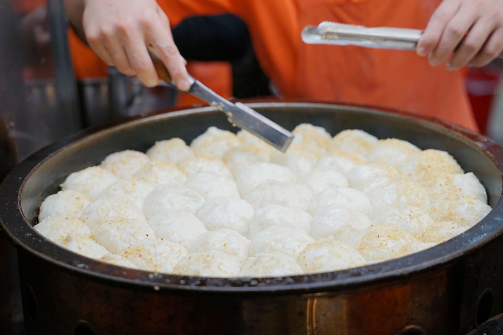 【士林夜市小吃推薦】平價美味在地老店 創始於民國46年 大上海生煎包 【士林夜市小吃推薦】平價美味在地老店 創始於民國46年 大上海生煎包