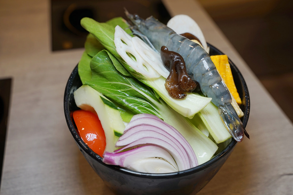 【台北市政府火鍋推薦】招牌老火豬肚煲湯 必點冠軍和牛海陸雙人餐 品湯白色麻辣鍋專賣店 【台北市政府火鍋推薦】招牌老火豬肚煲湯 必點冠軍和牛海陸雙人餐 品湯白色麻辣鍋專賣店
