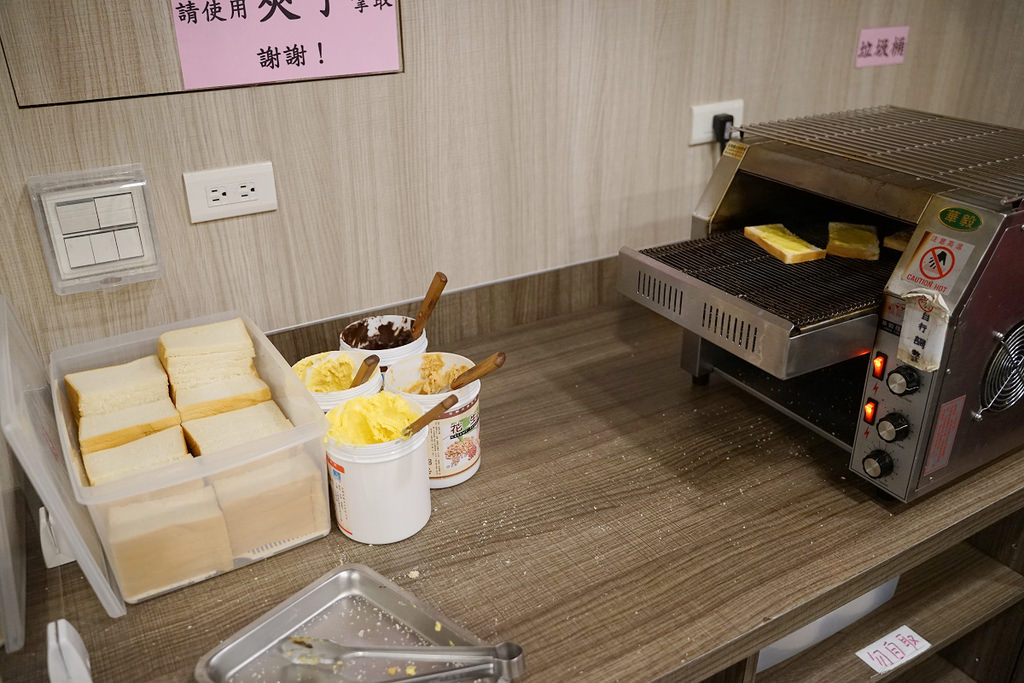【中壢夜市平價牛排推薦】杜老爺冰淇淋/可樂/紅茶/咖啡熱飲/果醬土司/玉米濃湯無限量供應吃到飽 巴豆夭牛排 【中壢夜市平價牛排推薦】杜老爺冰淇淋/可樂/紅茶/咖啡熱飲/果醬土司/玉米濃湯無限量供應吃到飽 巴豆夭牛排