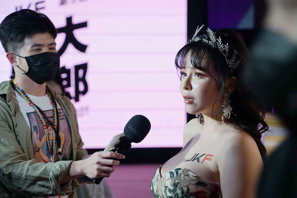 第三屆JKF百大女郎頒獎典禮全紀錄 呱吉上演老婆不要看 沈玉琳體驗H巨乳攻擊 第三屆JKF百大女郎頒獎典禮全紀錄 呱吉上演老婆不要看 沈玉琳體驗H巨乳攻擊