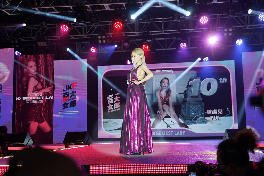 第三屆JKF百大女郎頒獎典禮全紀錄 呱吉上演老婆不要看 沈玉琳體驗H巨乳攻擊 第三屆JKF百大女郎頒獎典禮全紀錄 呱吉上演老婆不要看 沈玉琳體驗H巨乳攻擊
