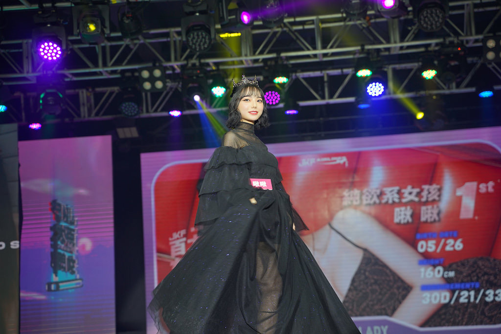 第三屆JKF百大女郎頒獎典禮全紀錄 呱吉上演老婆不要看 沈玉琳體驗H巨乳攻擊 第三屆JKF百大女郎頒獎典禮全紀錄 呱吉上演老婆不要看 沈玉琳體驗H巨乳攻擊