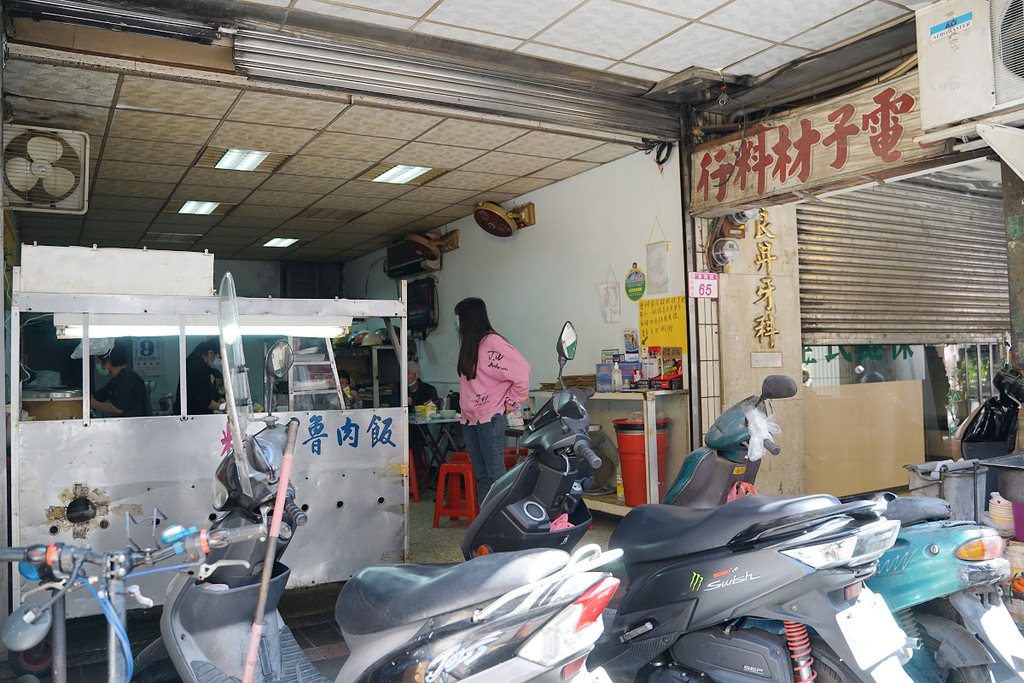 【中壢市區平價小吃推薦】藏身電子材料行內 中壢銅板小吃 (電子材料行) 滷肉飯粄條 【中壢市區平價小吃推薦】藏身電子材料行內 中壢銅板小吃 (電子材料行) 滷肉飯粄條