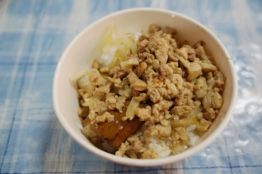 【中壢市區平價小吃推薦】藏身電子材料行內 中壢銅板小吃 (電子材料行) 滷肉飯粄條 【中壢市區平價小吃推薦】藏身電子材料行內 中壢銅板小吃 (電子材料行) 滷肉飯粄條