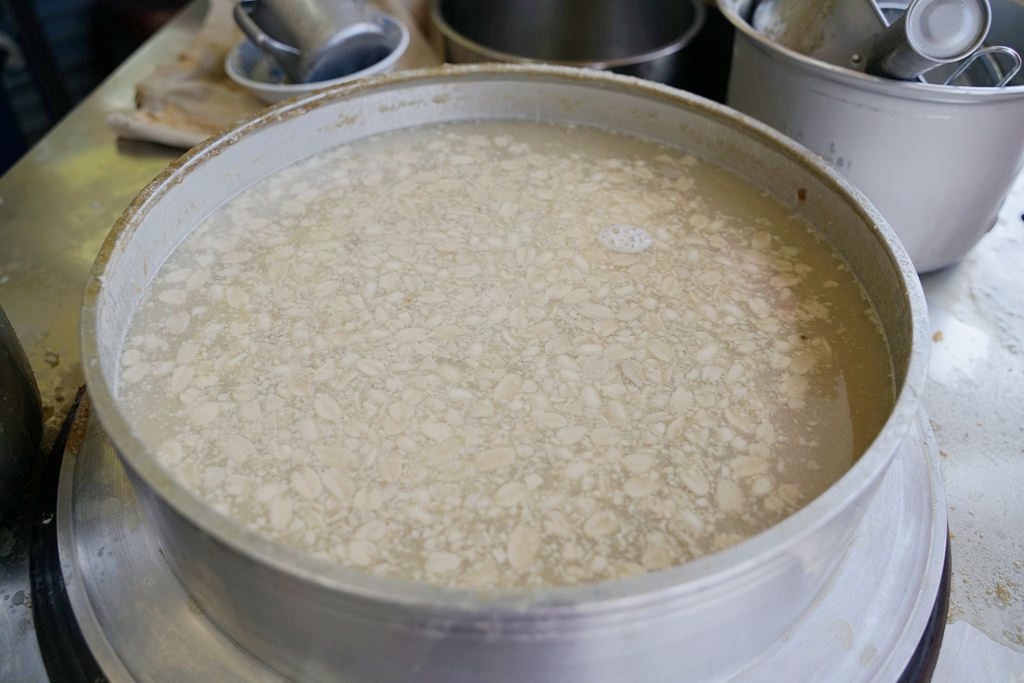 【新竹在地老店早餐推薦】新竹50年老店 油條配花生湯最對味 新竹有夠爛花生湯 【新竹在地老店早餐推薦】新竹50年老店 油條配花生湯最對味 新竹有夠爛花生湯