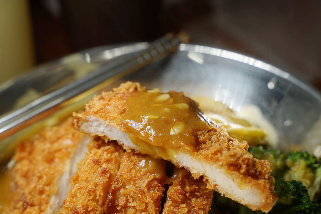 【台北公館市場美食推薦】水源市場高CP值咖啡飯 外酥內嫩炸豬排 三時午咖哩屋公館店 【台北公館市場美食推薦】水源市場高CP值咖啡飯 外酥內嫩炸豬排 三時午咖哩屋公館店
