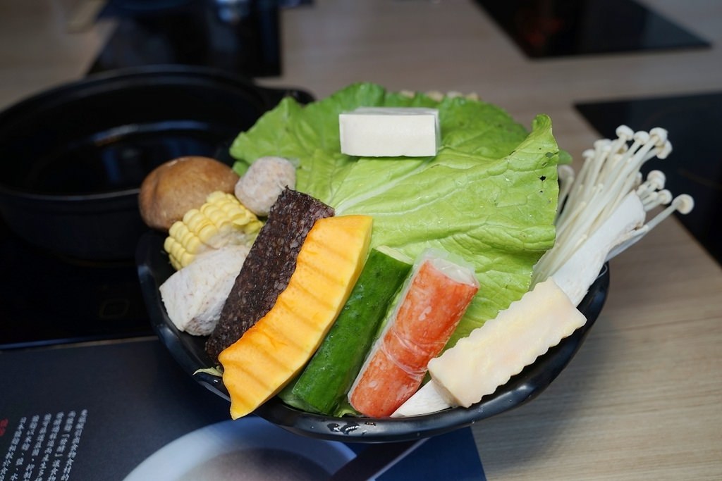 【金門金城火鍋推薦】獨特博多肉肉圈鍋 湯頭鮮甜美酒蛤蜊鍋 小旬湯樂農鑄鐵鍋金門店