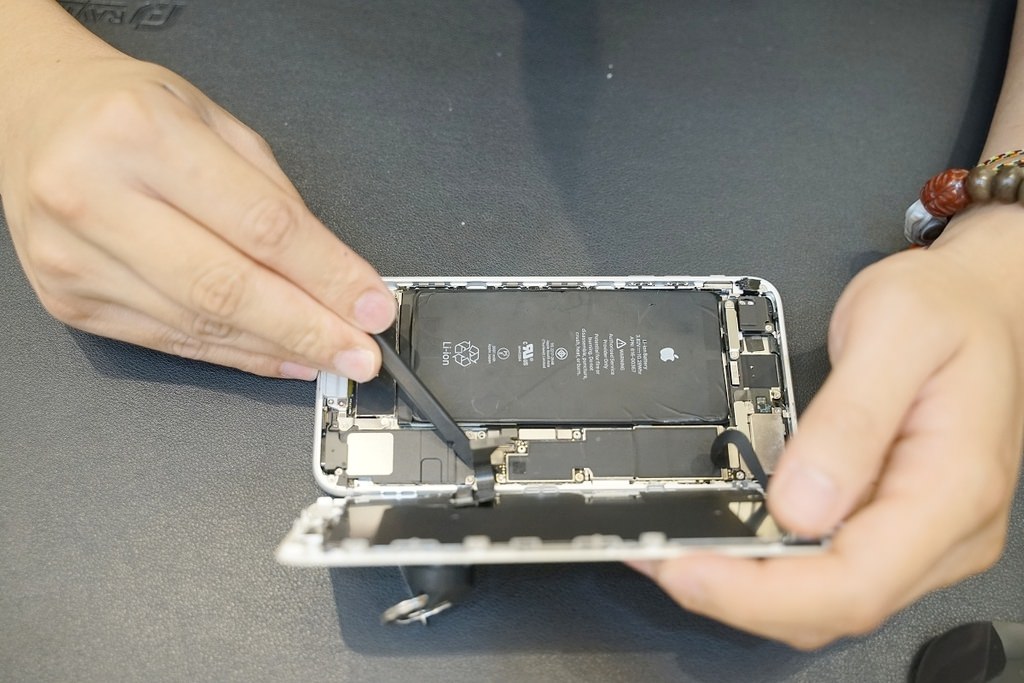 【台中南屯手機維修推薦】 iPhone換電池終身保固 面對面維修快速方便 台中保衛站