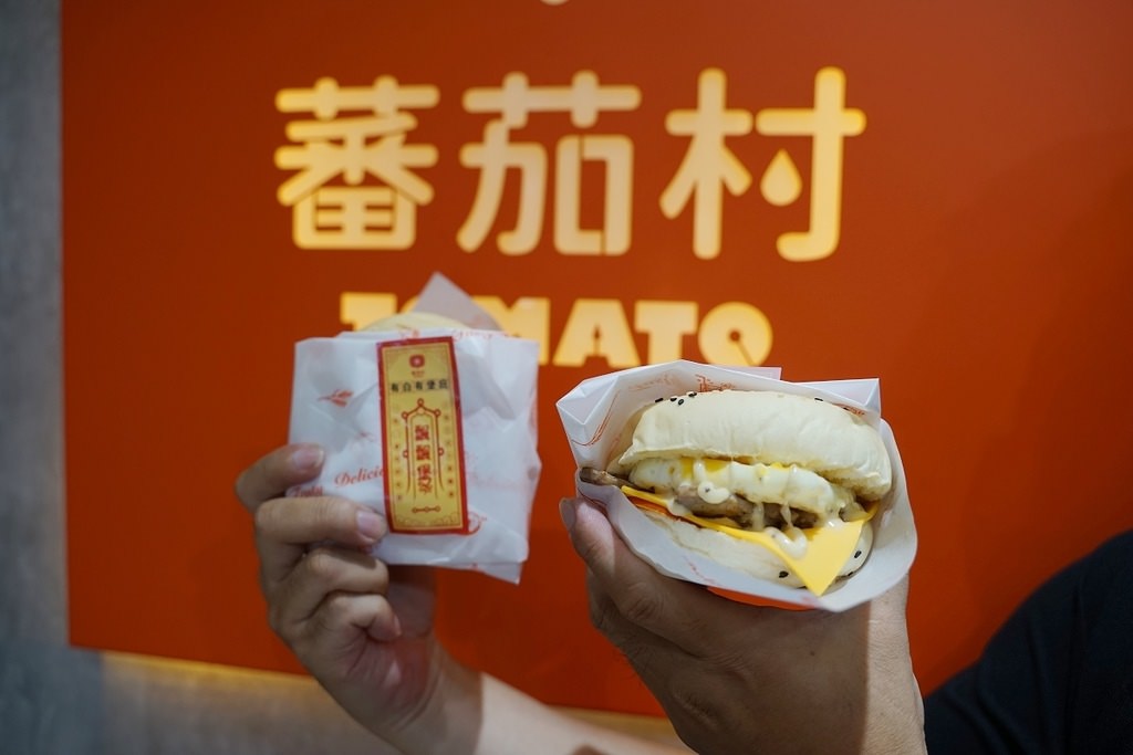 【台中西屯早午餐推薦】中元節飄飄堡限量上市 超酷白色三牲漢堡 蕃茄村西屯烈美概念店 【台中西屯早午餐推薦】中元節飄飄堡限量上市 超酷白色三牲漢堡 蕃茄村西屯烈美概念店