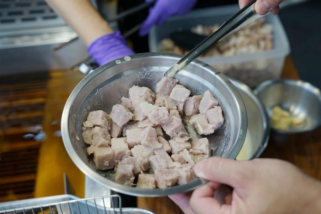 【台中忠孝夜市人氣小吃推薦】真材實料吃得到整顆菱角 美味大甲芋頭芋角酥 菱角俠菱角酥台中忠孝店 【台中忠孝夜市人氣小吃推薦】真材實料吃得到整顆菱角 美味大甲芋頭芋角酥 菱角俠菱角酥台中忠孝店