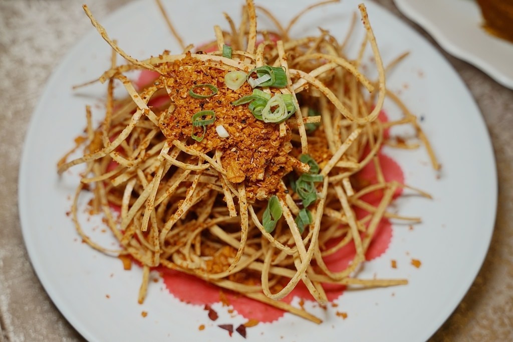 【宜蘭礁溪烤雞推薦】皮脆肉嫩苗栗黑羽土雞 免費停車網美用餐環境 皇家花園餐廳