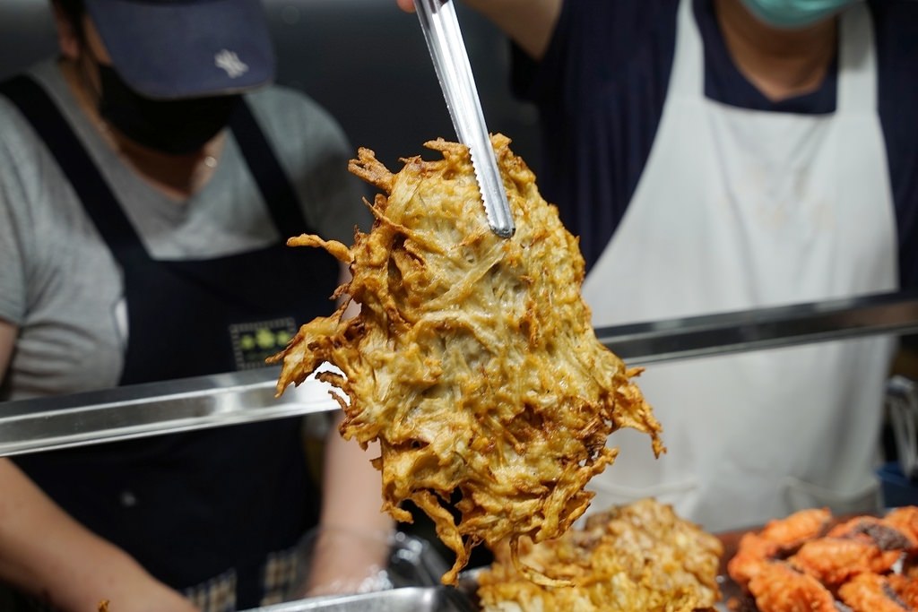 【台北成功市場炸物推薦】比臉大牛蒡天婦羅 酥脆可口易牙居海鮮卷 雞籠天婦羅 【台北成功市場炸物推薦】比臉大牛蒡天婦羅 酥脆可口易牙居海鮮卷 雞籠天婦羅