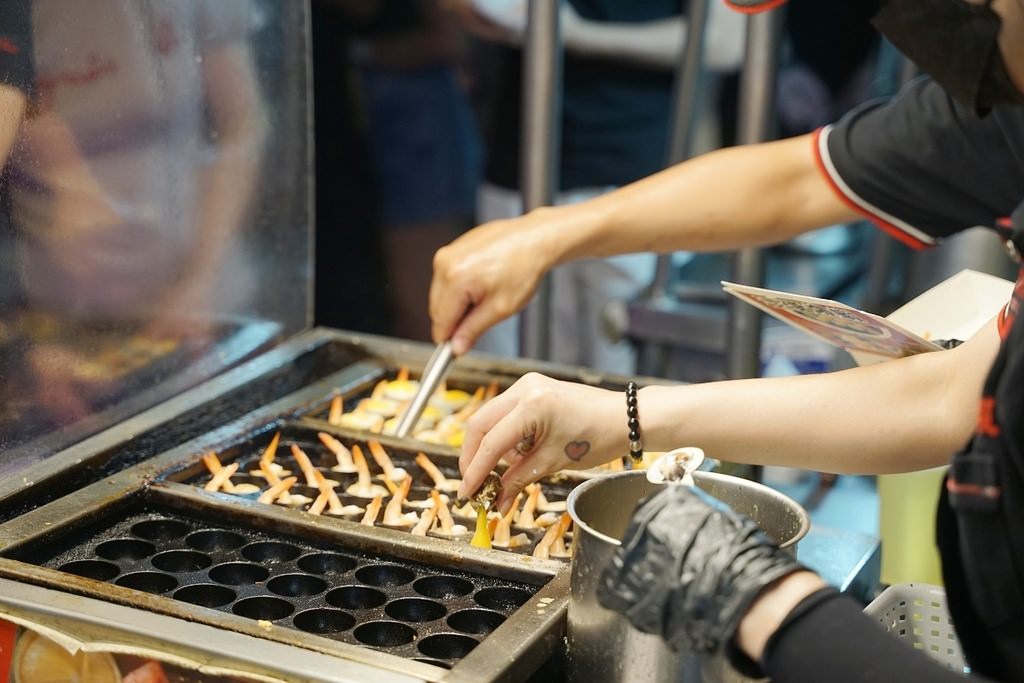 【中壢觀光夜市美食推薦】中壢夜市人氣排隊小吃 四星樂活名攤 混蛋爆蝦
