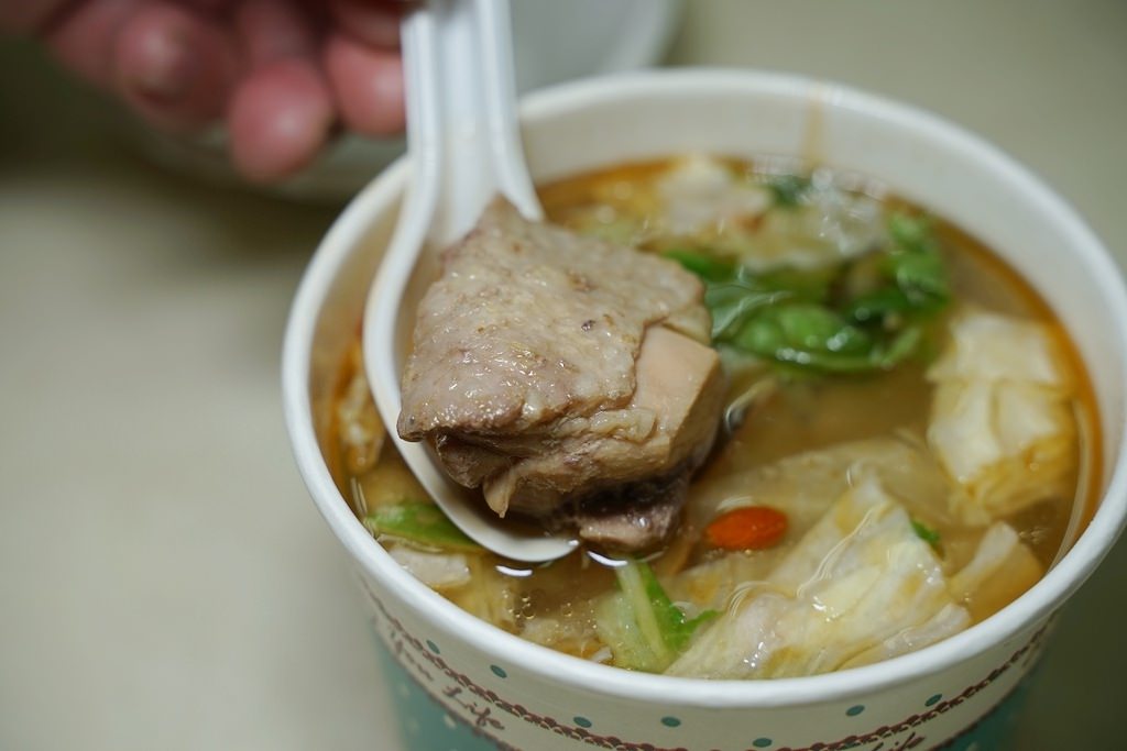 【八德興仁花園夜市湯品推薦】鹿野土雞肉 醇香黑麻油 力屋食堂炒泡麵 【八德興仁花園夜市湯品推薦】鹿野土雞肉 醇香黑麻油 力屋食堂炒泡麵