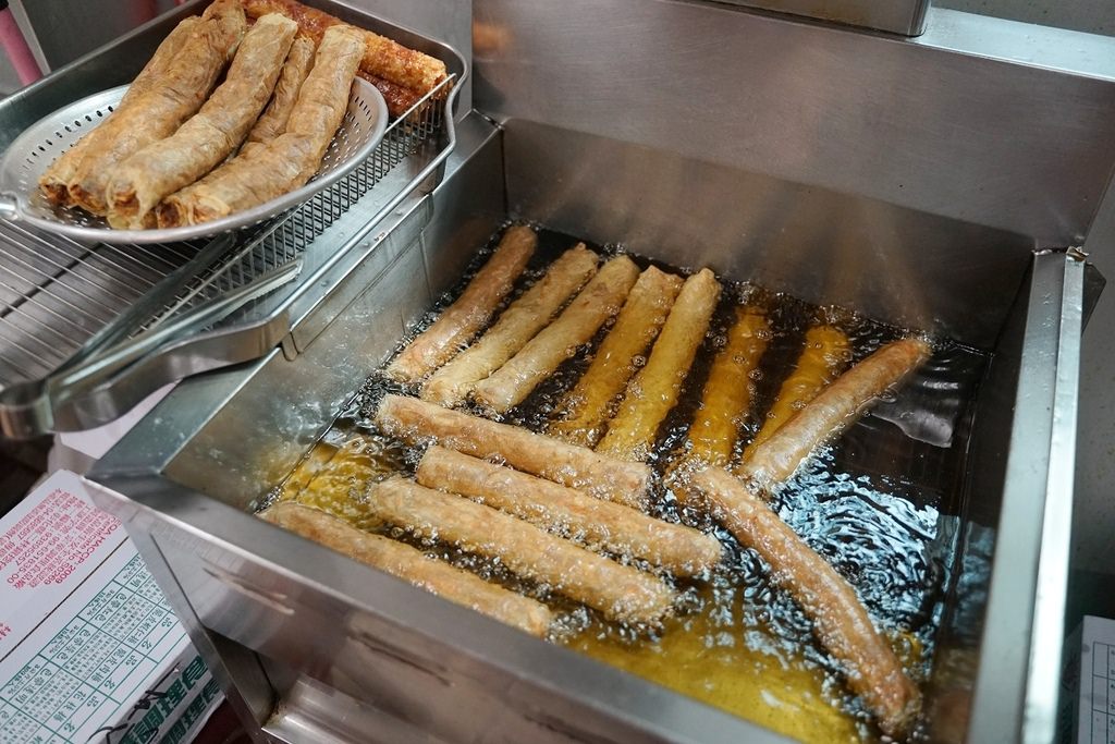 【桃園大園市場美食推薦】大園市場樂活名攤 古早味芋頭捲 小蘭雞捲 【桃園大園市場美食推薦】大園市場樂活名攤 古早味芋頭捲 小蘭雞捲