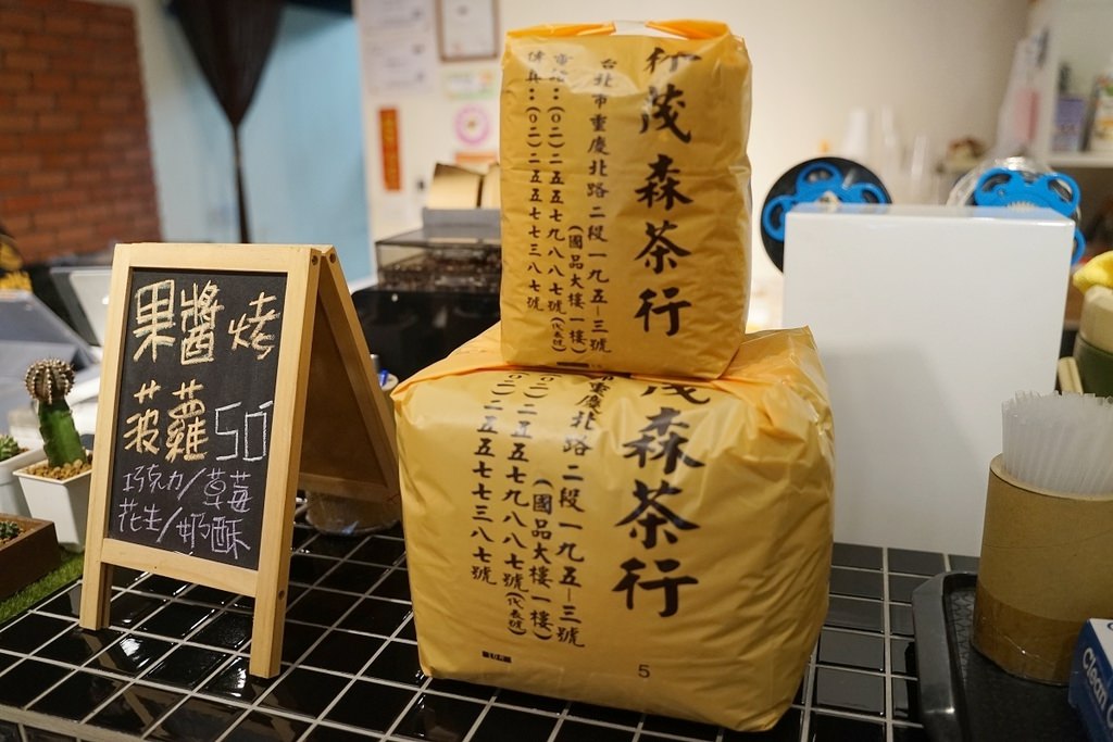【桃園藝文特區早午餐推薦】鹹鹹甜甜花醬牛肉起司蛋菠蘿堡 超厚雞腿排總匯 吐柴主手作三明治菠蘿專賣 【桃園藝文特區早午餐推薦】鹹鹹甜甜花醬牛肉起司蛋菠蘿堡 超厚雞腿排總匯 吐柴主手作三明治菠蘿專賣