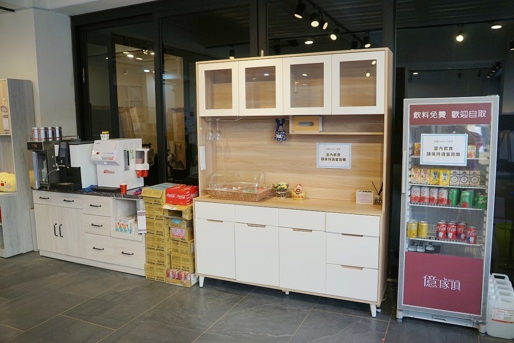 【高雄家具店推薦】客製化沙發超多選擇 終身保修通通批發價 億家具批發倉庫高雄店