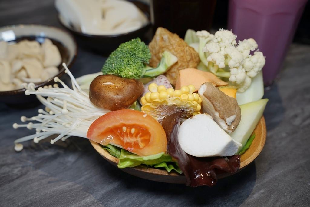 【青埔火鍋推薦】天天鮮魚蛤蜊提煉湯頭 青埔平價海鮮拼盤 食鍋性也海鮮鍋物