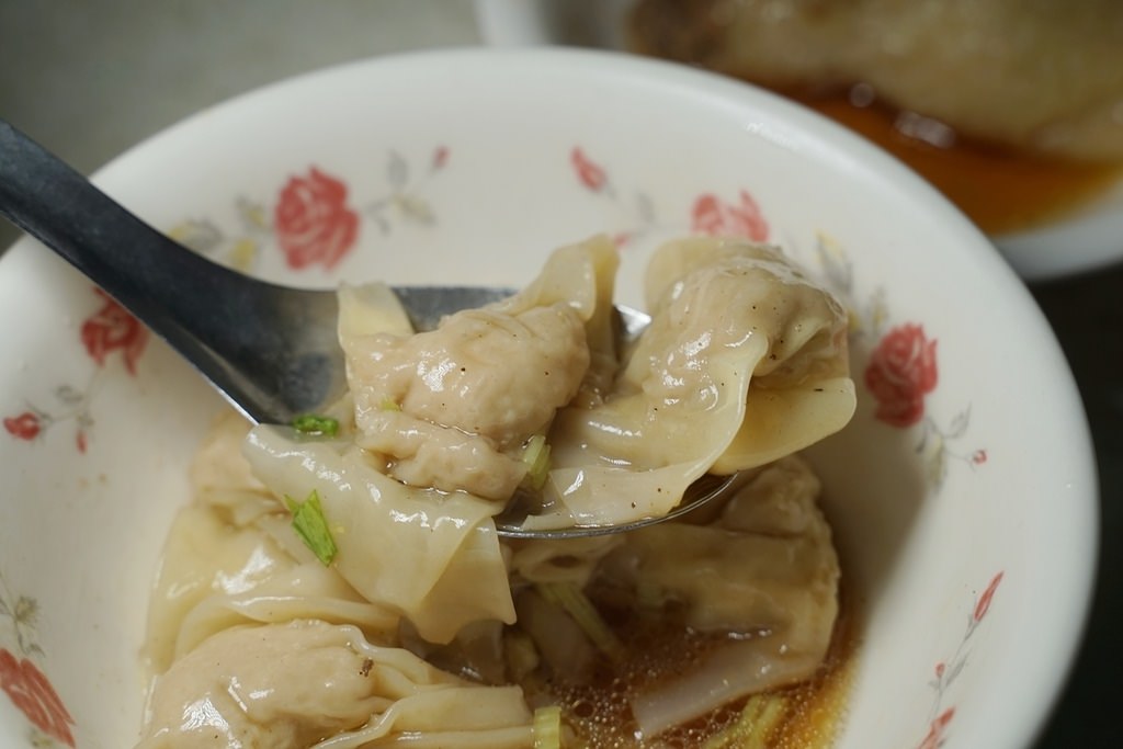 【台中豐原廟東夜市小吃推薦】80年在地老店 傳統中部蒸肉粽 永芳亭扁食肉粽 【台中豐原廟東夜市小吃推薦】80年在地老店 傳統中部蒸肉粽 永芳亭扁食肉粽