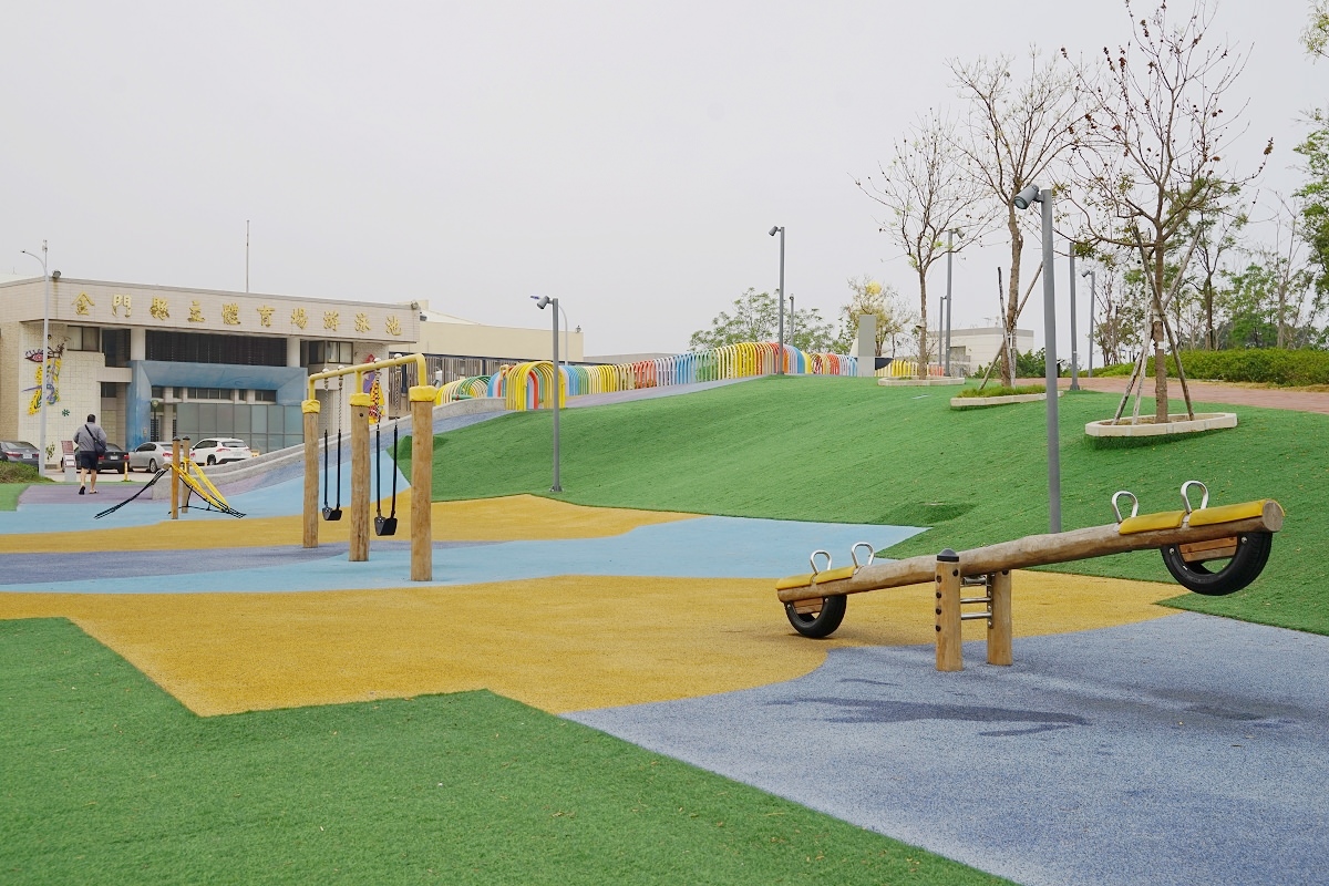 【金門親子公園推薦】金門體育場游泳池旁地景式遊具 超好玩彩虹隧道/磨石子溜滑梯 金門城鎮之心兒童遊戲場