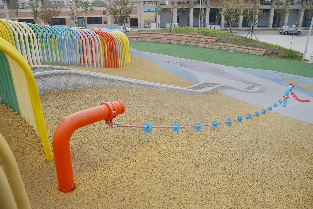 【金門親子公園推薦】金門體育場游泳池旁地景式遊具 超好玩彩虹隧道/磨石子溜滑梯 金門城鎮之心兒童遊戲場