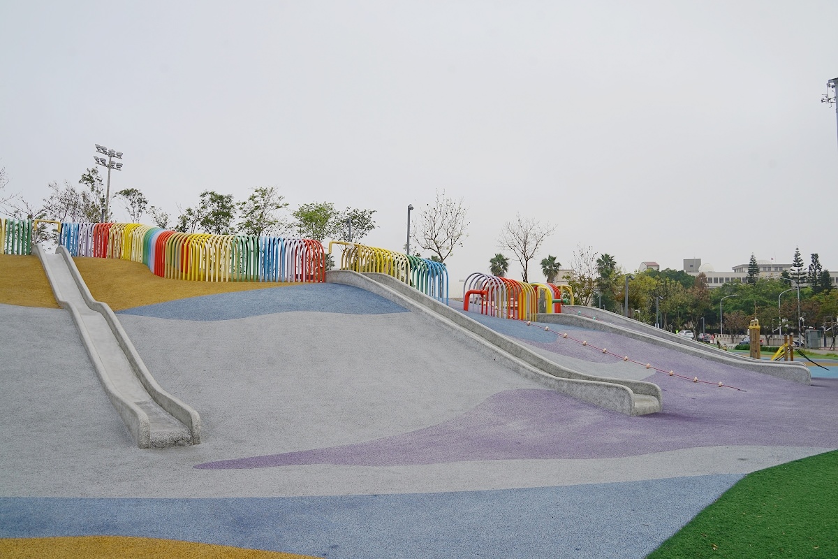 【金門親子公園推薦】金門體育場游泳池旁地景式遊具 超好玩彩虹隧道/磨石子溜滑梯 金門城鎮之心兒童遊戲場