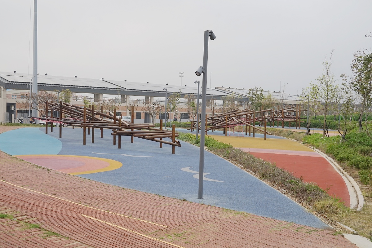 【金門親子公園推薦】金門體育場游泳池旁地景式遊具 超好玩彩虹隧道/磨石子溜滑梯 金門城鎮之心兒童遊戲場