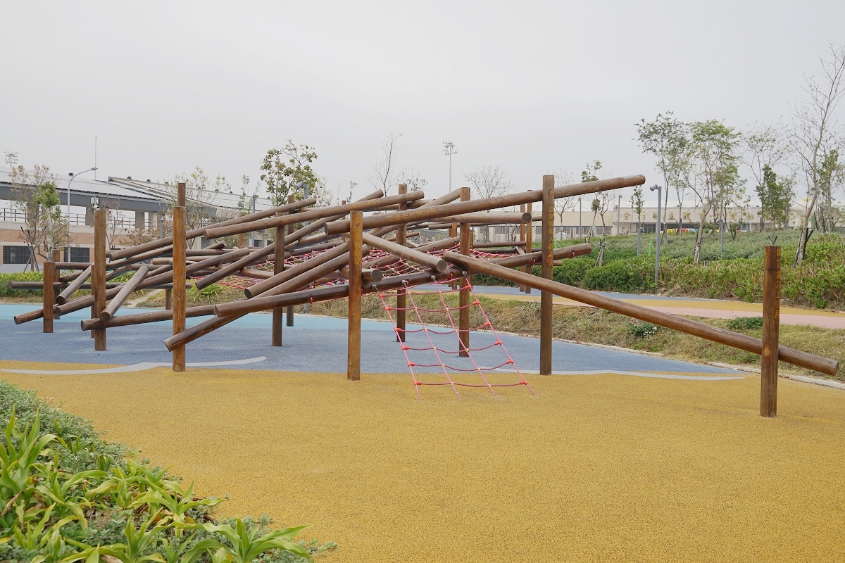 【金門親子公園推薦】金門體育場游泳池旁地景式遊具 超好玩彩虹隧道/磨石子溜滑梯 金門城鎮之心兒童遊戲場