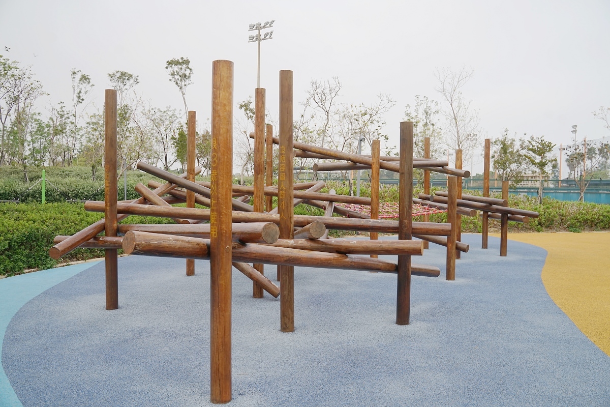 【金門親子公園推薦】金門體育場游泳池旁地景式遊具 超好玩彩虹隧道/磨石子溜滑梯 金門城鎮之心兒童遊戲場