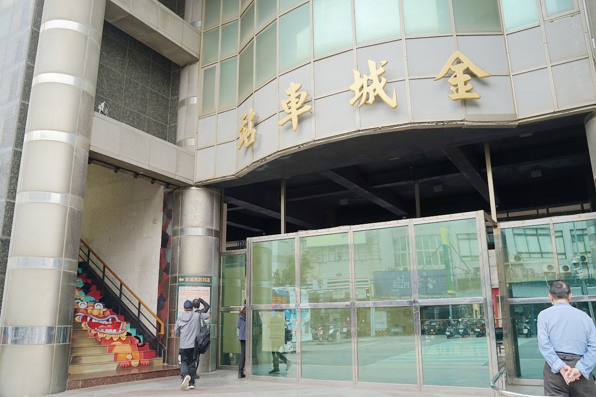 【金門室內景點推薦】免費導覽金門必訪 超剌激砲擊聲光體驗 金城民防坑道