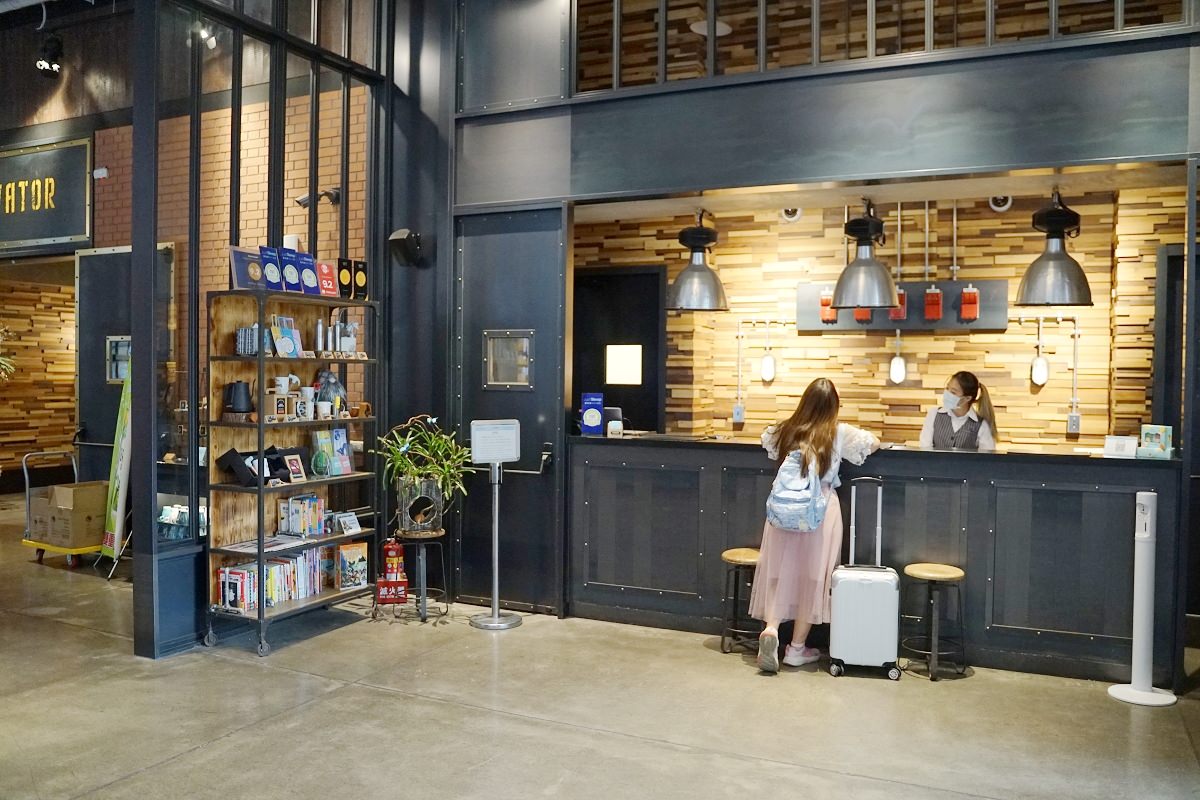 【20吋登機箱推薦】隱藏式杯架旅行超方便 立體耐磨腳座/收納空間加大20% 鷗德馬ALLDMA-Z2s新戰神20吋登機箱
