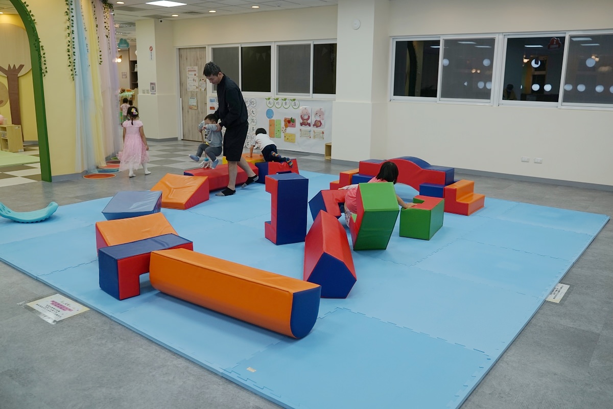 【內壢親子景點推薦】內壢社福館小孩放電好去處 一二樓超大兒童遊戲區 中壢內壢親子館